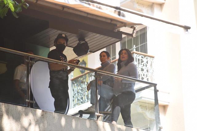 Paparazzi catches the attention of Karisma and Kareena. (Varinder Chawla) Paparazzi catches the attention of Karisma and Kareena. (Varinder Chawla)