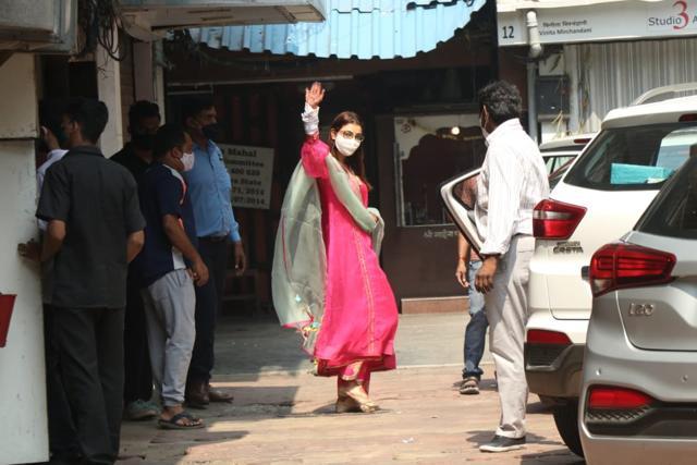 Kajal Aggarwal waves to the media. (Varinder Chawla) Kajal Aggarwal waves to the media. (Varinder Chawla)