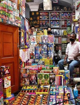 Green firecrackers on sale at a shop near Jama Masjid on Friday. (Sanchit Khanna/HT Photo ) Green firecrackers on sale at a shop near Jama Masjid on Friday. (Sanchit Khanna/HT Photo )