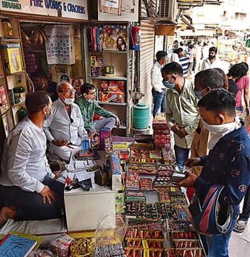 Green firecrackers on sale at a shop near Jama Masjid on Friday. (Sanchit Khanna/HT Photo ) Green firecrackers on sale at a shop near Jama Masjid on Friday. (Sanchit Khanna/HT Photo )