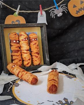 Wrap dough strips on sausages to prepare mummy-shaped hot dogs (Photo: Instagram)