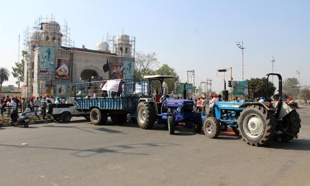 Farmers protesting in front of Singh Shaheedan Gurudwara in Mohali on Thursday, (Gurminder SIngh/HT)