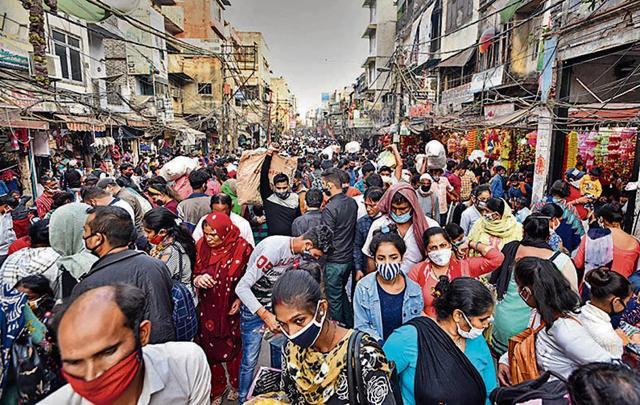 Sadar Bazar brimming with shoppers ahead of Diwali festival, in New Delhi. (Biplov Bhuyan/ Hindustan Times) Sadar Bazar brimming with shoppers ahead of Diwali festival, in New Delhi. (Biplov Bhuyan/ Hindustan Times)