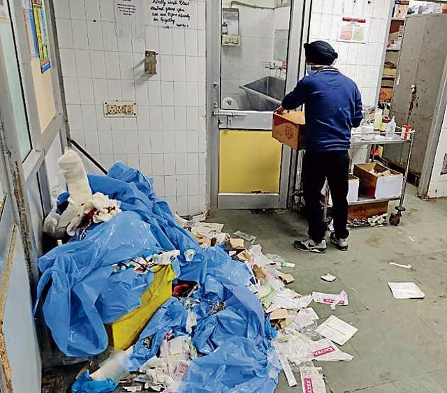 Garbage accumulating inside a ward at GMCH-32. (HT PHOTO) Garbage accumulating inside a ward at GMCH-32. (HT PHOTO)