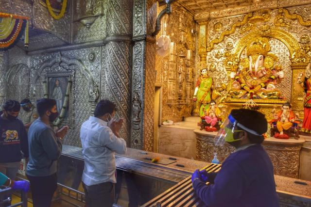 Devotees at Sarasbag Ganesha temple on Monday morning. (HT photo) Devotees at Sarasbag Ganesha temple on Monday morning. (HT photo)