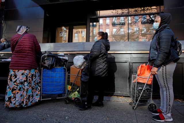 People line up to receive free holiday boxes of food from the Food Bank For New York City ahead of the Thanksgiving holiday, as the global outbreak of the coronavirus disease (COVID-19) continues, in the Harlem neighborhood of New York, U.S. (REUTERS) People line up to receive free holiday boxes of food from the Food Bank For New York City ahead of the Thanksgiving holiday, as the global outbreak of the coronavirus disease (COVID-19) continues, in the Harlem neighborhood of New York, U.S. (REUTERS)