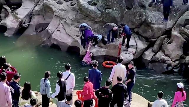 Stephen Ellison, British consul-general in Chongqing, rescues a drowning student, who had fallen into a river by accident, at a scenic spot in Chongqing, China. (VIA REUTERS) Stephen Ellison, British consul-general in Chongqing, rescues a drowning student, who had fallen into a river by accident, at a scenic spot in Chongqing, China. (VIA REUTERS)