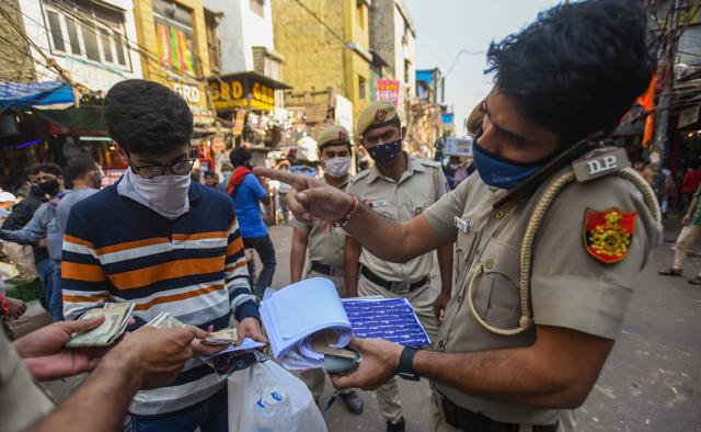 Delhiites feel higher penalty will act as a deterrent but is not enough to control the pandemic. (Photo: Amal KS/HT ) Delhiites feel higher penalty will act as a deterrent but is not enough to control the pandemic. (Photo: Amal KS/HT )