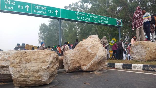 Haryana Police blocked the highway at Khanauri border in Sangrur district with boulders and barricades to prevent farmers from Punjab entering the state. (Avtar Singh/HT) Haryana Police blocked the highway at Khanauri border in Sangrur district with boulders and barricades to prevent farmers from Punjab entering the state. (Avtar Singh/HT)