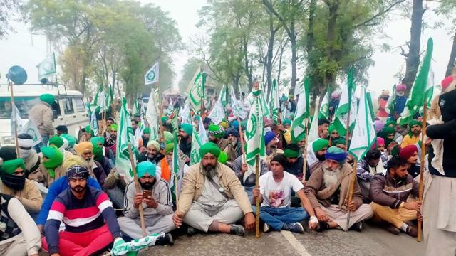 BKU (Sidhupur) activists protesting at the Moonak-Tohana border in Sangrur district on Wednesday. (Avtar Singh/HT) BKU (Sidhupur) activists protesting at the Moonak-Tohana border in Sangrur district on Wednesday. (Avtar Singh/HT)