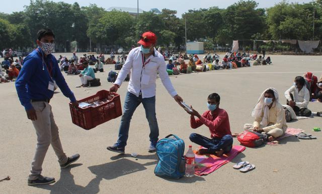 Social distancing norms are being followed at food distribution drives. (Photo: Yogendra Kumar/HT) Social distancing norms are being followed at food distribution drives. (Photo: Yogendra Kumar/HT)