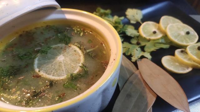 Dhaniya aur nimbu ka shorba. Dhaniya aur nimbu ka shorba.