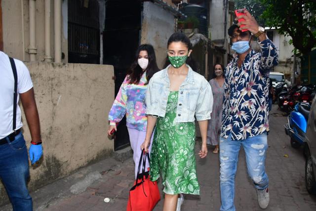Shaheen Bhatt, Alia Bhatt and Soni Razdan spotted in Bandra. (Varinder Chawla) Shaheen Bhatt, Alia Bhatt and Soni Razdan spotted in Bandra. (Varinder Chawla)