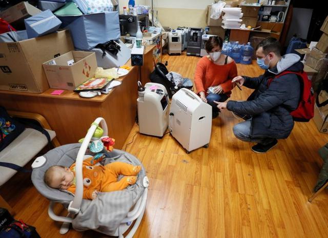 Lesya Lytvynova, co-founder of the Kyiv-based charity fund "Ours", explains how to use an oxygen generator while speaking with a son of an elderly man, whose arterial blood oxygen saturation level dropped below 88 percent, in her office in Kyiv, Ukraine. (REUTERS) Lesya Lytvynova, co-founder of the Kyiv-based charity fund "Ours", explains how to use an oxygen generator while speaking with a son of an elderly man, whose arterial blood oxygen saturation level dropped below 88 percent, in her office in Kyiv, Ukraine. (REUTERS)