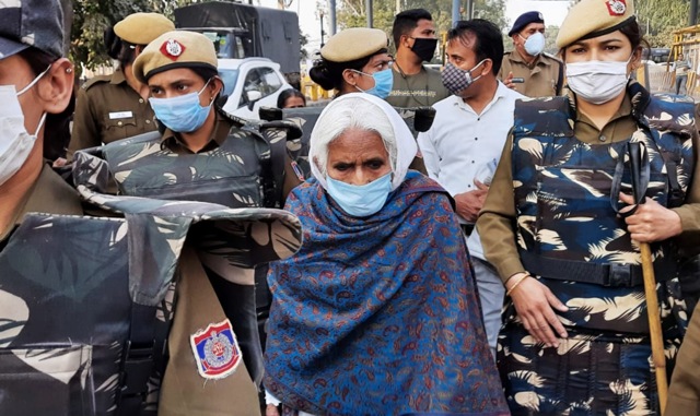Bilkis Dadi of Shaheen Bagh detained by police. (Vipin Kumar/HT photo) Bilkis Dadi of Shaheen Bagh detained by police. (Vipin Kumar/HT photo)