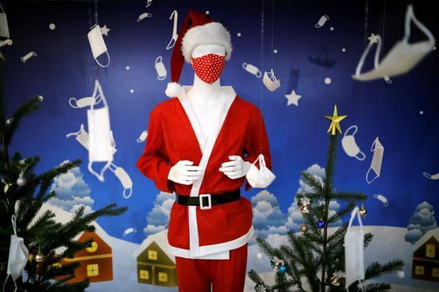 A mannequin of Santa Claus wearing a face mask is displayed at a photo spot featuring Christmas season scene and masks at Tokyo Mask Land, a face-mask theme exhibition and its speciality shop, amid the coronavirus disease (COVID-19) outbreak, in Yokohama, Japan. (REUTERS) A mannequin of Santa Claus wearing a face mask is displayed at a photo spot featuring Christmas season scene and masks at Tokyo Mask Land, a face-mask theme exhibition and its speciality shop, amid the coronavirus disease (COVID-19) outbreak, in Yokohama, Japan. (REUTERS)