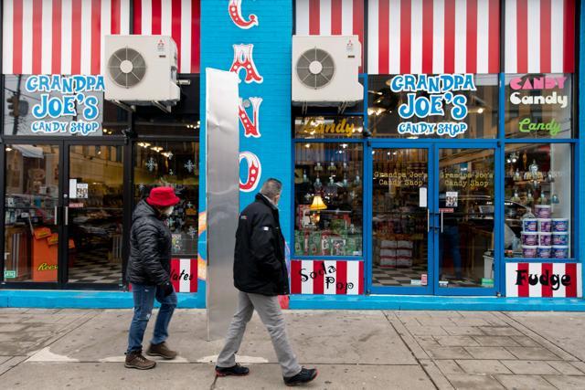 People walk by a monolith that appeared outside Grandpa Joe's Candy Shop in Pittsburgh, Pennsylvania, U.S. (REUTERS) People walk by a monolith that appeared outside Grandpa Joe's Candy Shop in Pittsburgh, Pennsylvania, U.S. (REUTERS)