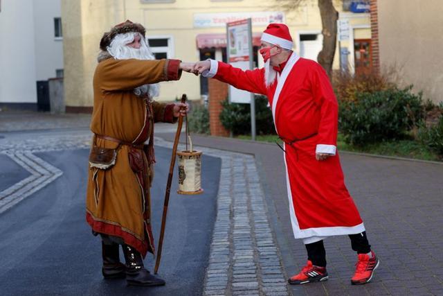 A man dressed as Santa Claus wears a protective face mask before he races through the streets of Michendorf, near Berlin, during Nikolaus Lauf (Saint Nicholas run), amid the coronavirus disease (COVID-19) outbreak, Germany. (REUTERS)