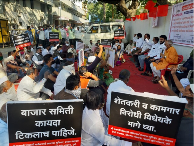 Farmers protest outside APMC office in Pune (HT Photos/Rahul Raut)