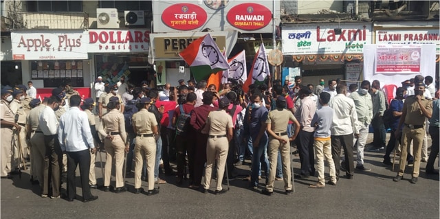 Protests outside Mumbai’s Andheri West station (HT Photos/Vijayanand Gupta)