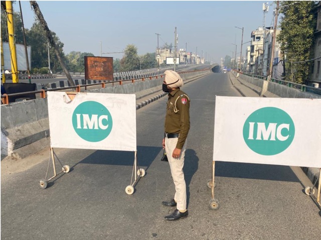 A policeman on duty at Ludhiana’s Jagraon Bridge (HT Photos/Gurpreet Singh)