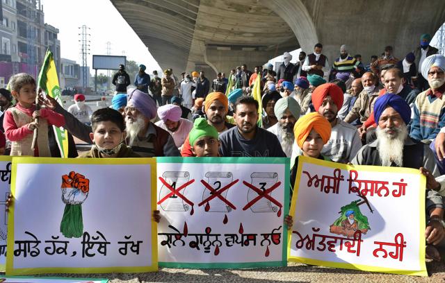 Members of the Bhartiya Kisan Union protesting against Central farm laws on Ferozepur Road. (Harsimar Pal Singh/HT)