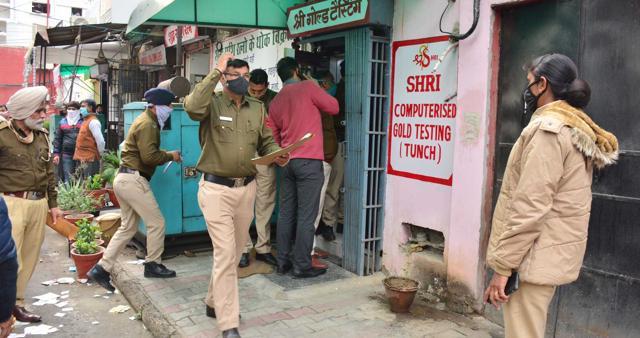 Police investigating after the armed robbery attempt. (Keshav Singh/HT) Police investigating after the armed robbery attempt. (Keshav Singh/HT)