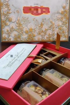 The message on gift box says, “Is saal thi shaadi, agle saal karenge party. Tab tak ke liye stay hale and hearty.” The message on gift box says, “Is saal thi shaadi, agle saal karenge party. Tab tak ke liye stay hale and hearty.”