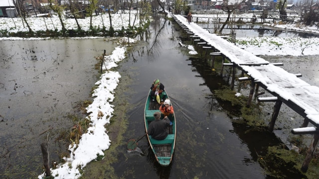 IMD officials have predicted dry weather till December 20 with the possibility of a decrease in night temperature. (Waseem Andrabi/Hindustan Times) IMD officials have predicted dry weather till December 20 with the possibility of a decrease in night temperature. (Waseem Andrabi/Hindustan Times)