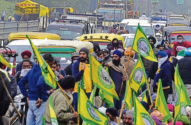 Farmer unions blocking traffic on Ferozepur Road. (HT Photo )