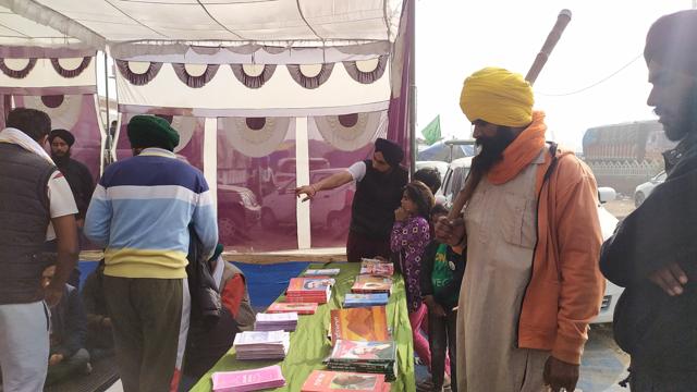 The library at Sahitya Chaupal, Singhu border. (Kainat Sarfaraz/ HT photo)