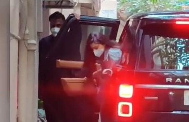 Anushka Sharma getting out of her car. (Varinder Chawla) Anushka Sharma getting out of her car. (Varinder Chawla)