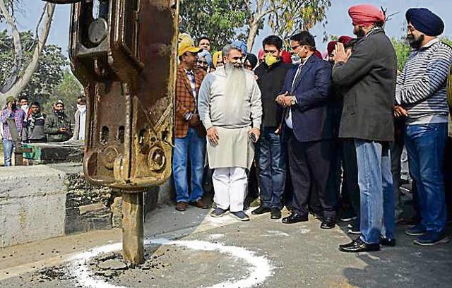 Cabinet minister Bharat Bhushan Ashu flagged off the project and traffic snarls were witnessed on the site soon after. (Harsimar Pal Singh/HT )