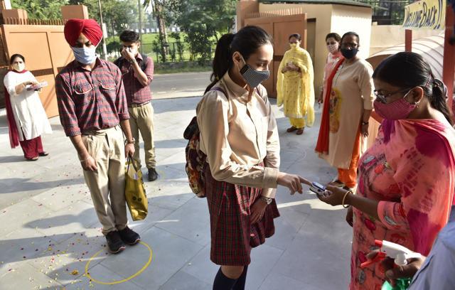 Students of DAV Public School, BRS Nagar, being thermally scanned. (HT File)