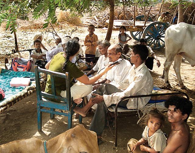Nandini Oza, president of OHAI, with Sardar Sarovar Project- affected farmers in Gujarat. (Photo: Shripad Dharmadhikary)