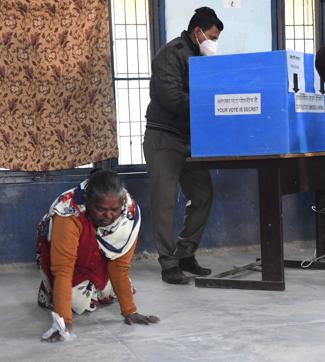 A differently abled woman forced to crawl as there was no wheelchair available at Sector 17 polling station. (Keshav Singh/HT) A differently abled woman forced to crawl as there was no wheelchair available at Sector 17 polling station. (Keshav Singh/HT)