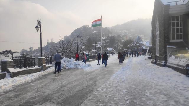 People walk around in Shimla’s first snow of the season. (Deepak Sansta/HT Photo) People walk around in Shimla’s first snow of the season. (Deepak Sansta/HT Photo)