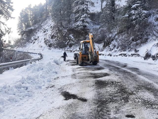 Shimla Superintendent of Police Mohit Chawla said that roads in upper areas of the districts including Kharapathar, Narkanda, Fagu, Khidki and Chambi were blocked due to snowfall. (Deepak Sansta/HT Photo) Shimla Superintendent of Police Mohit Chawla said that roads in upper areas of the districts including Kharapathar, Narkanda, Fagu, Khidki and Chambi were blocked due to snowfall. (Deepak Sansta/HT Photo)