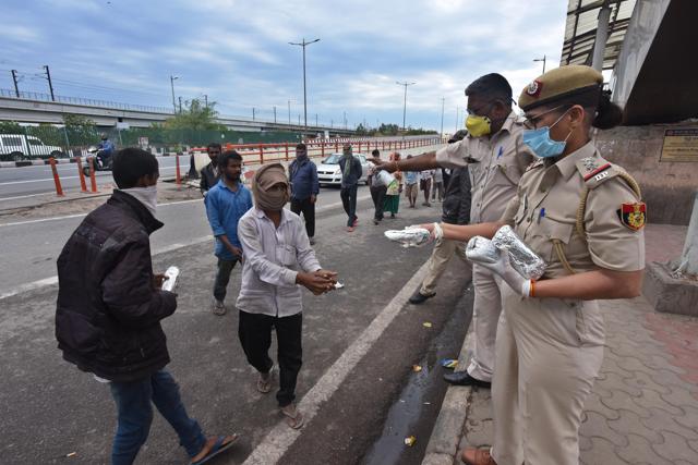 Delhi Police distributed food packets to migrant labourers and the homeless during the pandemic. (Photo: Raj K Raj/HT) Delhi Police distributed food packets to migrant labourers and the homeless during the pandemic. (Photo: Raj K Raj/HT)