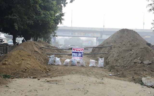 Sandbags kept in the open at the BRS Nagar canal bridge without reflective tape. (Harsimar Pal Singh/HT)