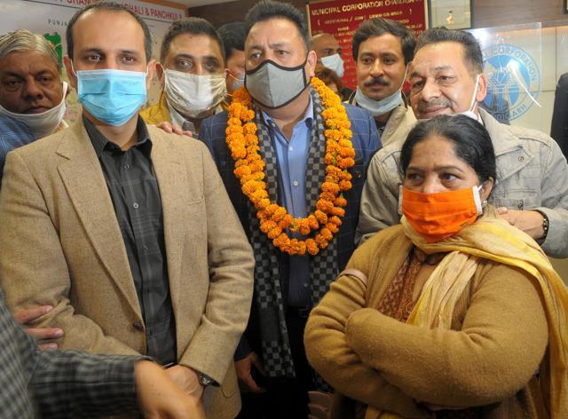 (From left) BJP senior deputy mayor candidate Maheshinder Singh Sidhu, mayor nominee Ravi Kant Sharma and deputy mayor choice Farmila after filing nominations on Monday. (Ravi Kumar/HT) (From left) BJP senior deputy mayor candidate Maheshinder Singh Sidhu, mayor nominee Ravi Kant Sharma and deputy mayor choice Farmila after filing nominations on Monday. (Ravi Kumar/HT)