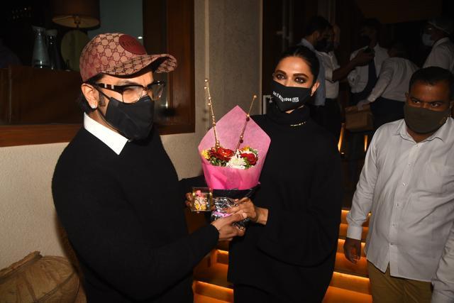Deepika and Ranveer with the paps. Deepika and Ranveer with the paps.