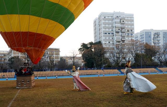 Dos de los Reyes Magos caminan mientras celebran la víspera de la Epifanía antes de volar.  (Reuters)