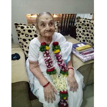 Celebrating her century in life. (Facebook/@Humans of Bombay) Celebrating her century in life. (Facebook/@Humans of Bombay)