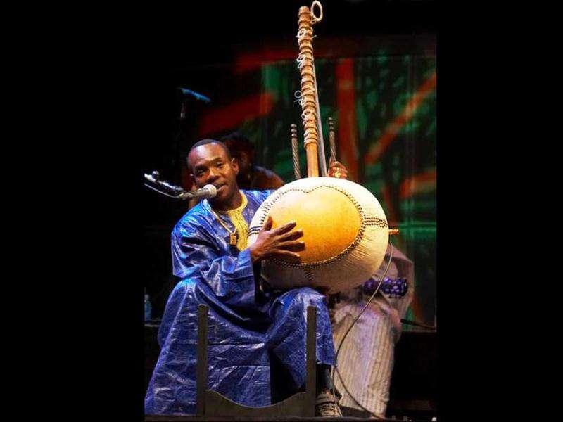 Toumani Diabaté performed on the eve of World AIDS Day ...