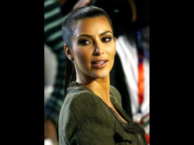 Kim Kardashian flaunts love bite from Kanye? - Hindustan Times