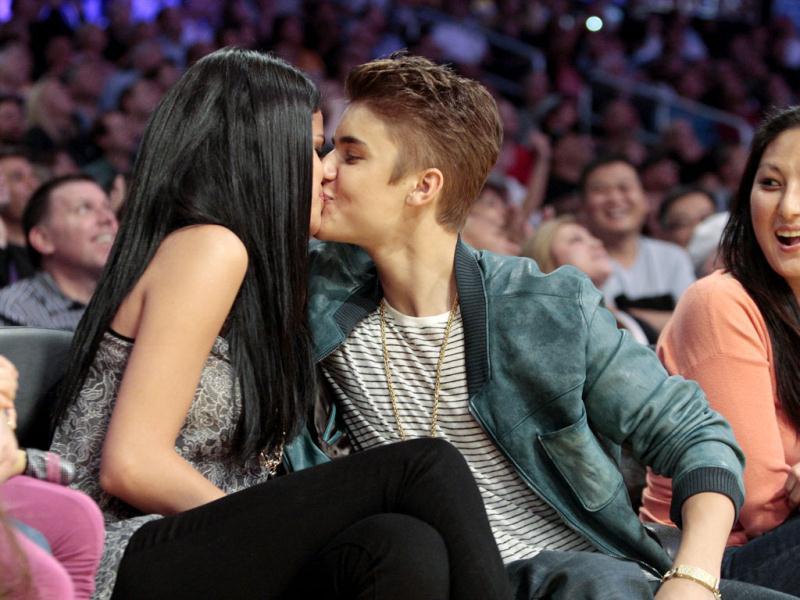 Justin Bieber Selena Gomez Spotted Kissing At Airport Hindustan Times
