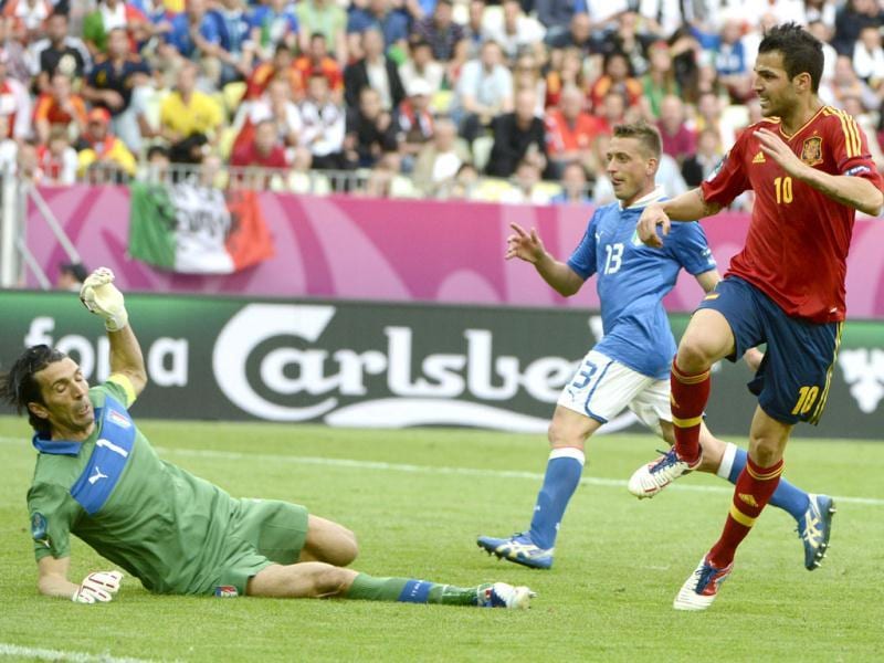 Sports italy. Италия Испания голы. Испания Италия прикол фото. Италия Испания просто удача. Какой счет Италия Испания.