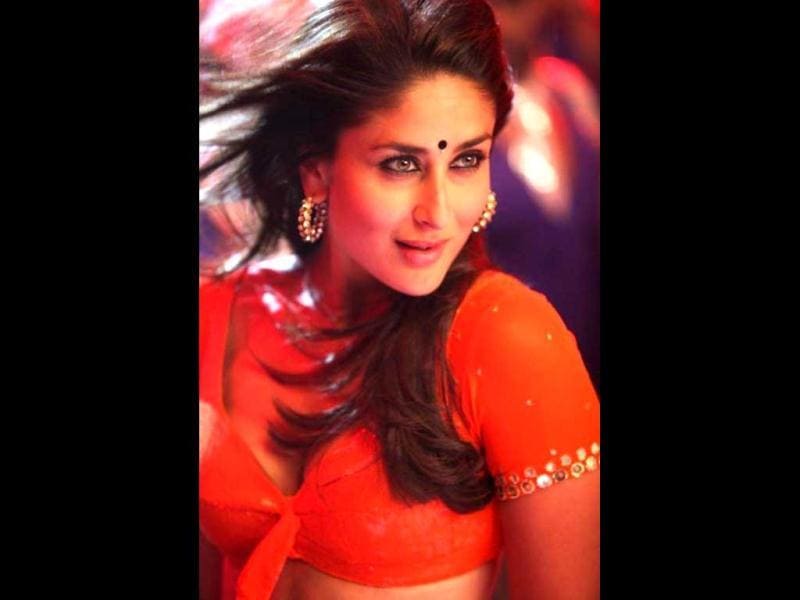 New Song Main Heroine Hoon Croons Kareena Hindustan Times Poster ke, jungle mein glamor ke daldal mein roshni ki hulchul mein gossip mein, scandal mein har dil mein basti hoon main heroine hoon. main heroine hoon croons kareena