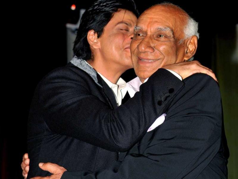 Shah Rukh Khan Turns Poet Translates Jab Tak Hai Jaan Poem Hindustan Times Teri aankhon ki namkeen mastiyan teri hansi ki beparwaah gustakhiyaan teri zulfon ki leharaati angdaiyaan nahi bhoolunga main jab tak hai jaan, jab tera haath se haath chhodna tera saayon se rukh modna tera palat ke phir na dekhna nahin maaf karunga main jab tak hai jaan, jab tak hai. shah rukh khan turns poet translates